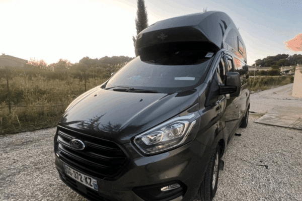Camper Ford nero al tramonto